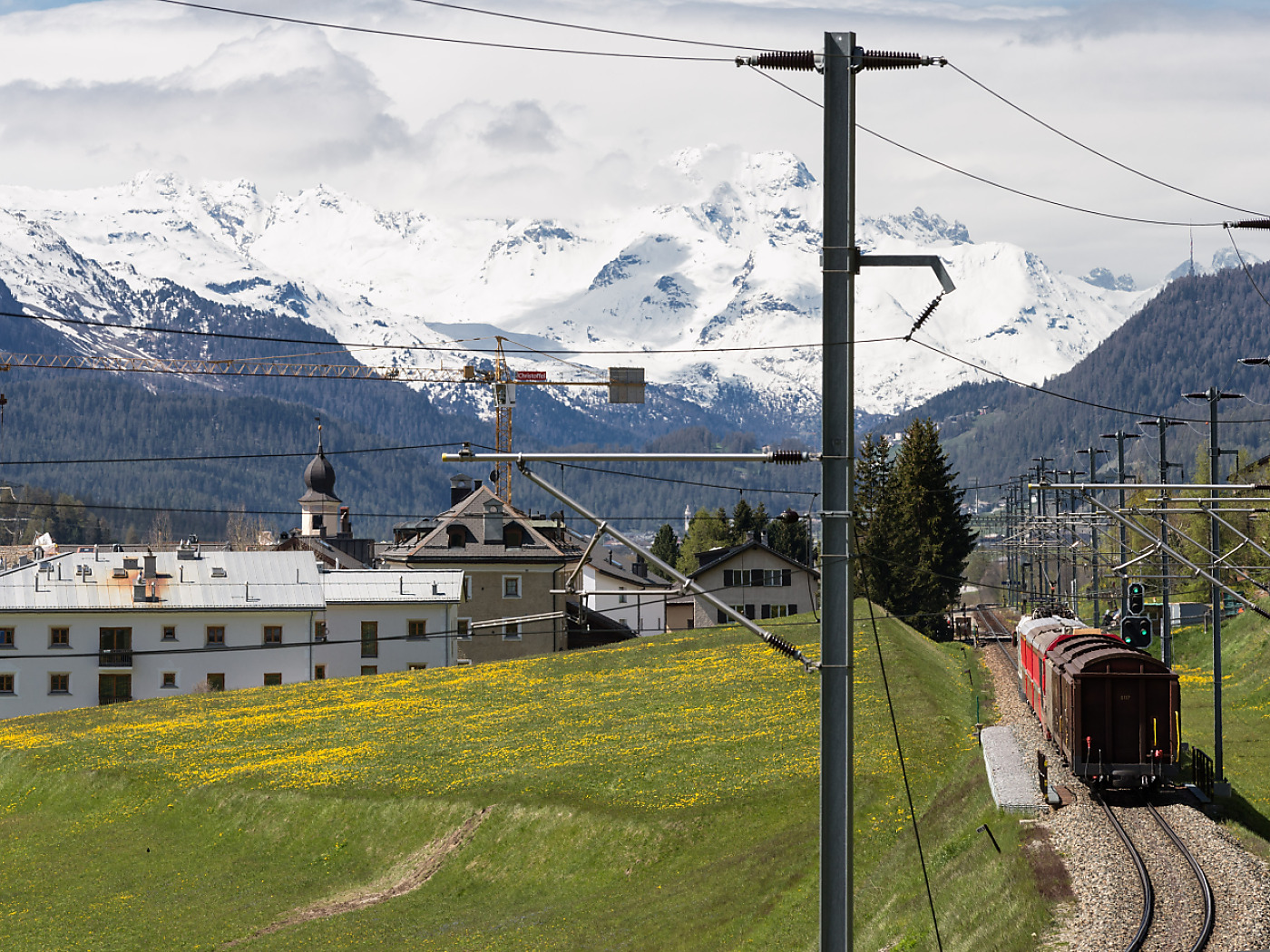 A 14-year-old tourist was electrocuted while boarding a train in La Punt